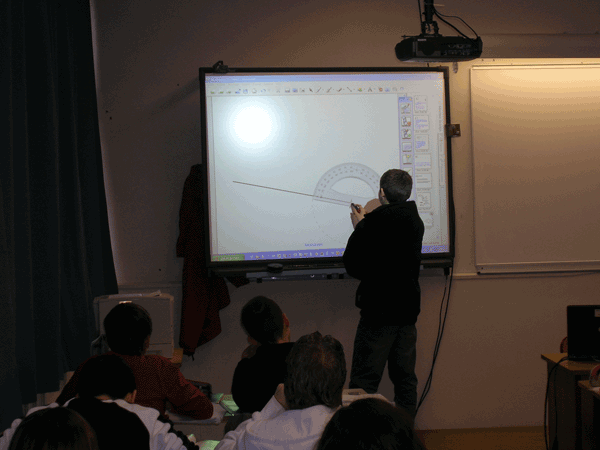 Un élève chanceux construisant un angle de mesure donnée à l'aide des instruments virtuels ( voir galerie du notebook).